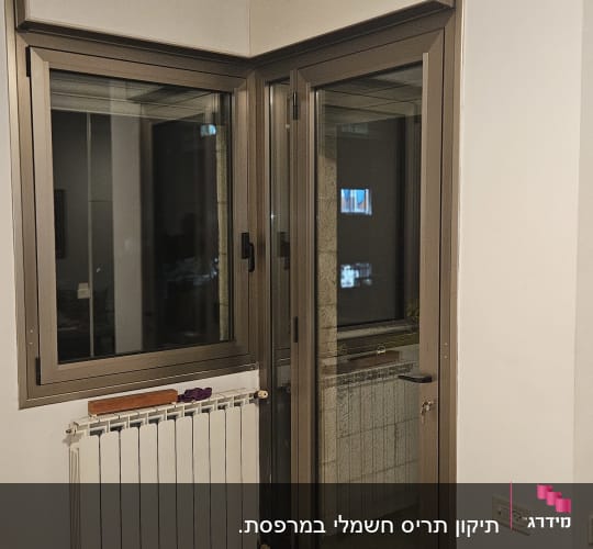 תריסים חומים על חלון זכוכית בפינת חדר
